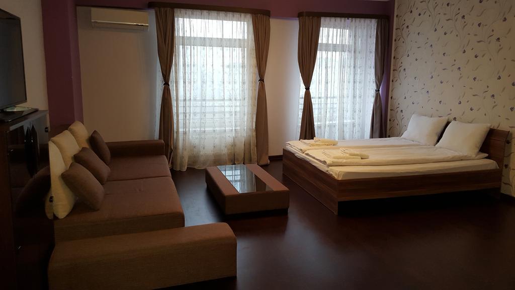 Sunlight Studio Apartment Oradea Bagian luar foto