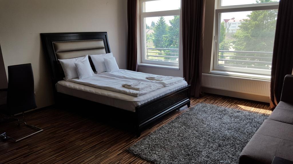 Sunlight Studio Apartment Oradea Bagian luar foto